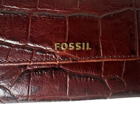 Fossil Snap Close Reddish Brown Crocodile Print Embossed Leather Wallet 7.25x4in - Picture 2 of 15